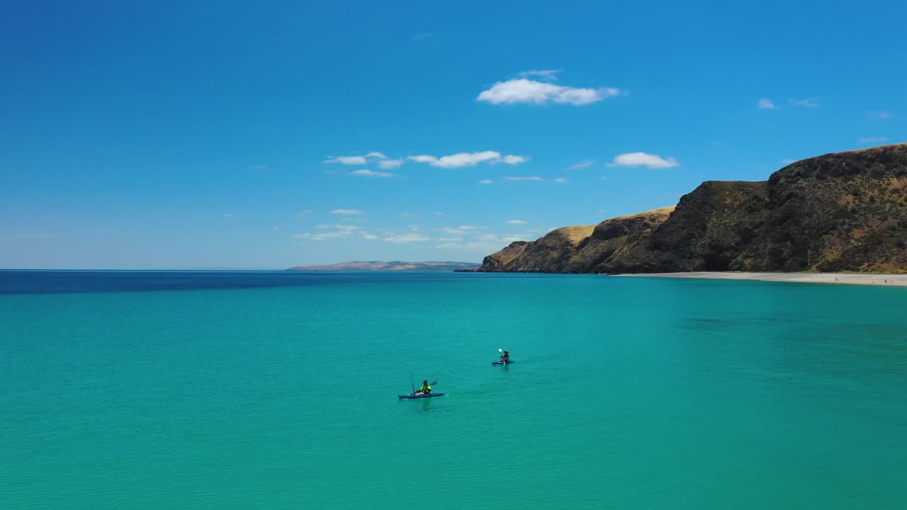드론 영상 - 카야크 타는 사람들과 함께 조용한 여름 날에 급속한 만