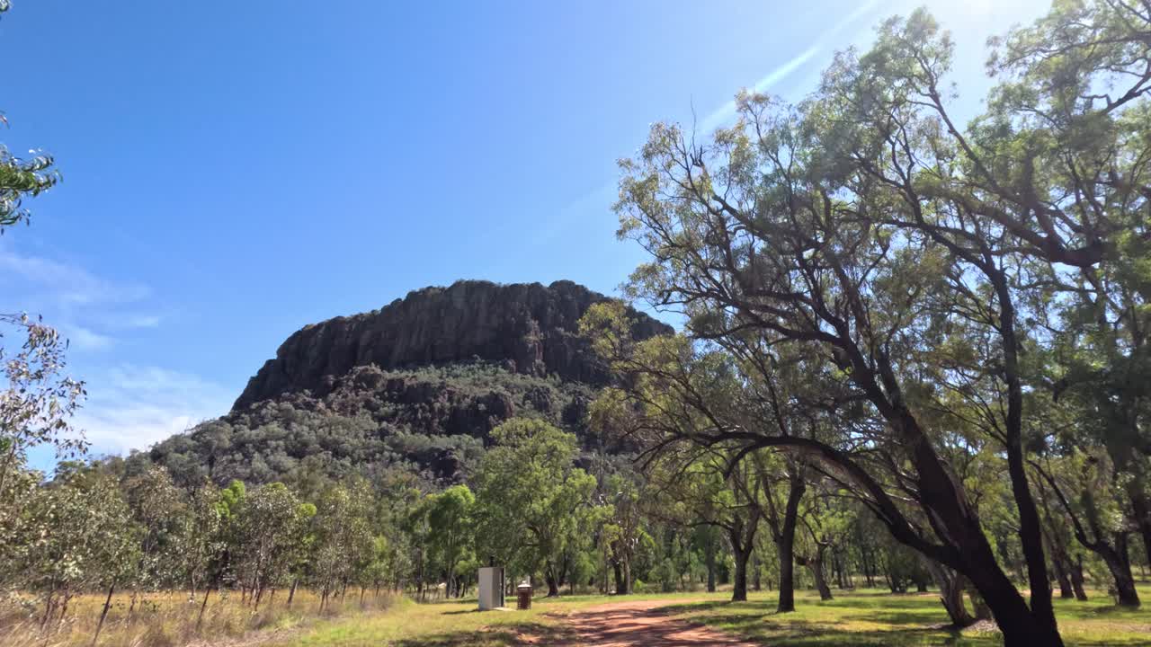 time-lapse de un paisaje montañoso con sombras cambiantes