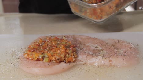 vista detallada del chef llenando pollo con verduras cocidas