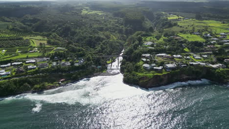 Aerial-drone-shot-of-Honolii-road-arch-Bridge-in-Hawaii,-USA,-dolly-in,-day