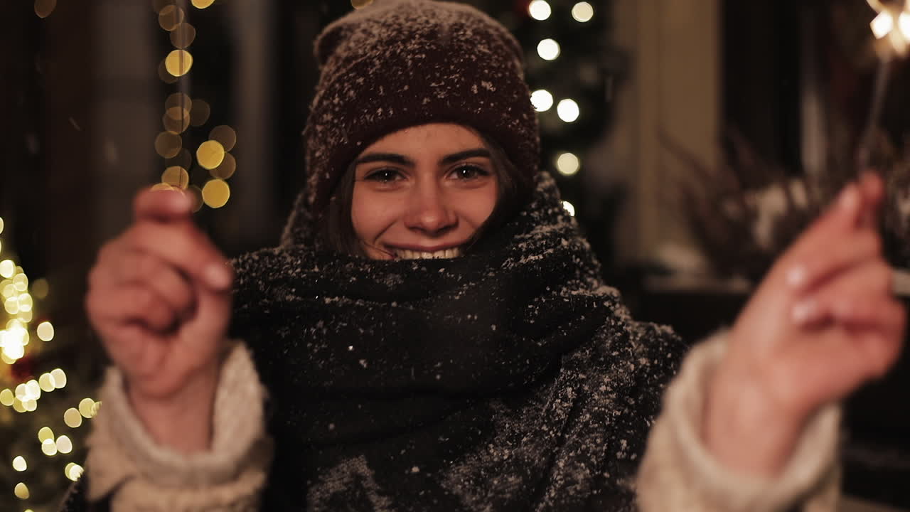 Donna festosa con stella filante in inverno