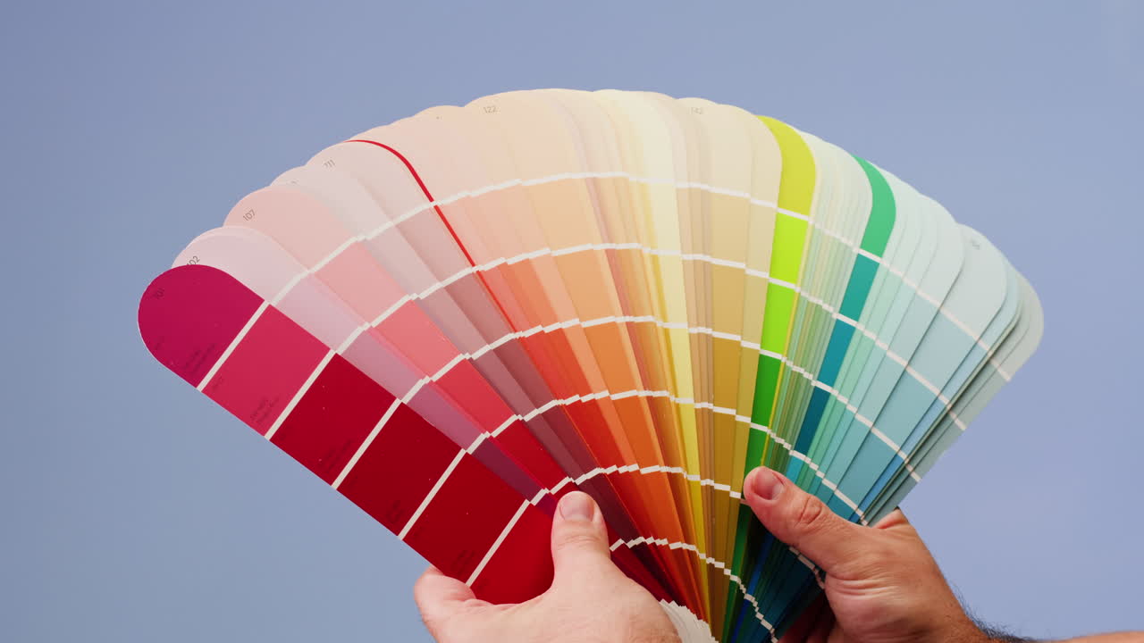 цветные образцы в руках