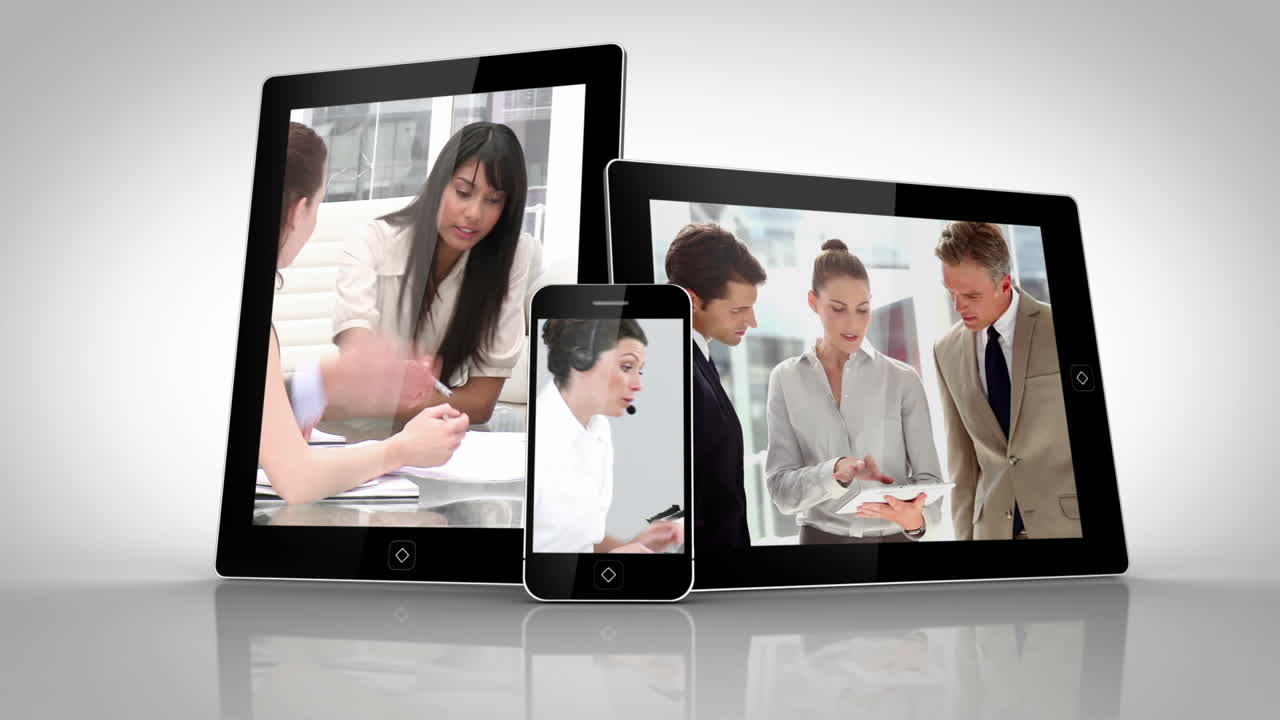 различные электрические устройства, показывающие деловых людей на работе