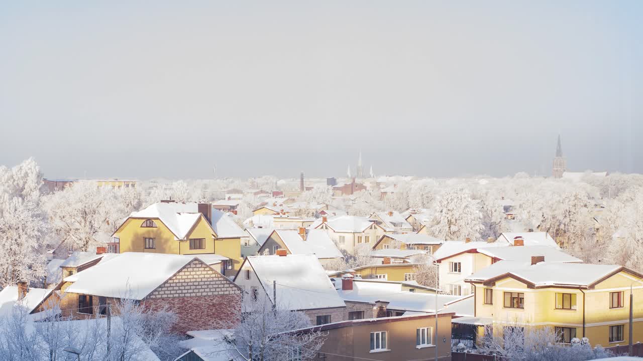 리파자 도시 경관의 아름다운 시간경과, 눈으로 덮인 개인 주거용 건물, 굴뚝에서 나오는 연기, 화창한 겨울날, 광각 샷