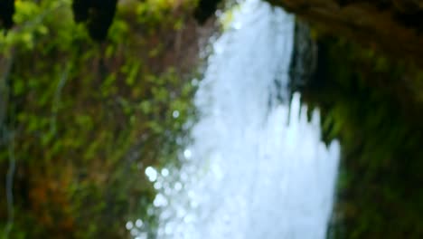 Ein-Wunderschöner-Wasserfall-Im-Wald,-Der-In-Zeitlupe-Fließt