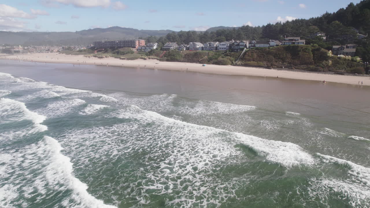 las olas del océano llegan a la costa de la costa del pacífico