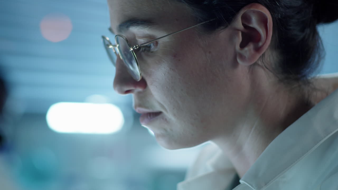 mujer científica que trabaja en un laboratorio