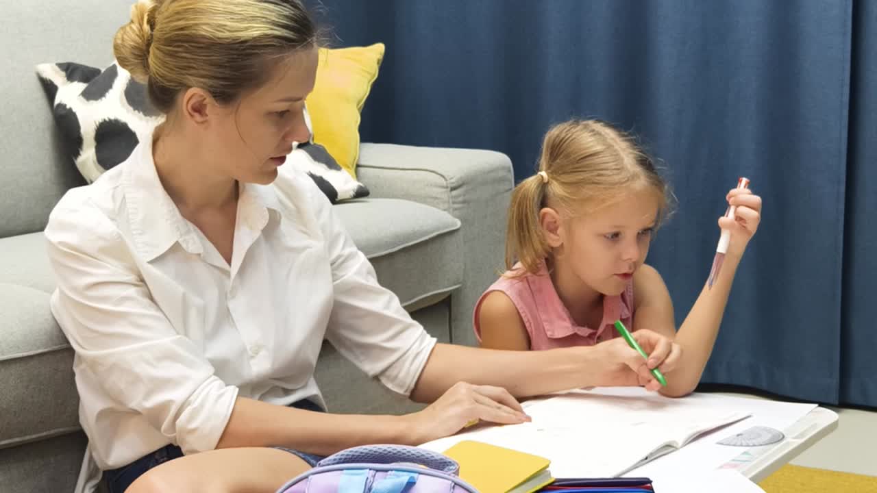 어머니 가 딸 의 숙제 를 도와주는 것