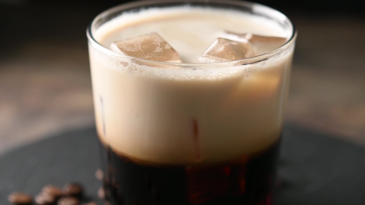 Refrescante Cóctel White Russian con Vodka y Crema