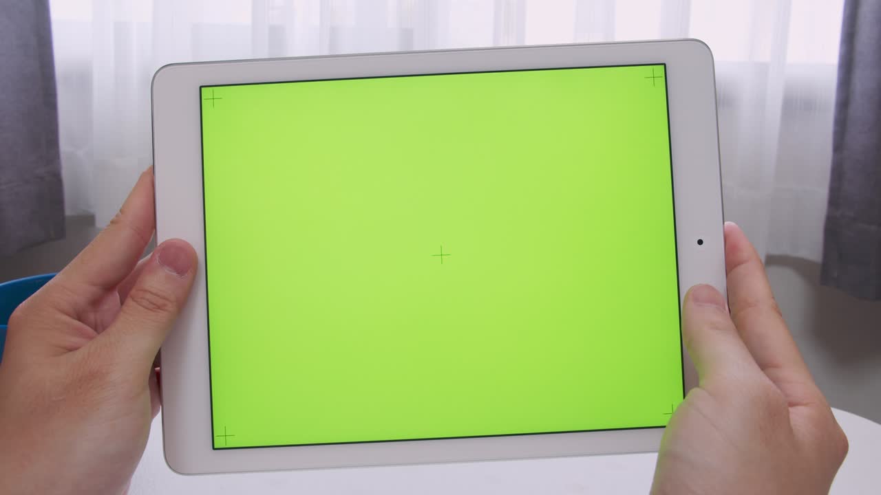 녹색 화면 (크로마 키) 을 들고 있는 남자 손