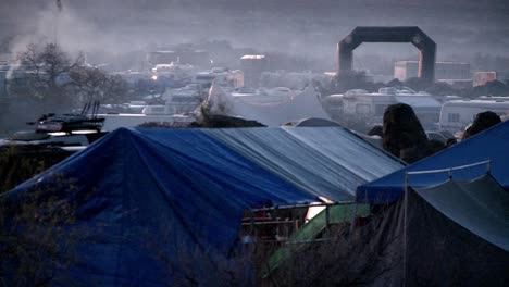 El-Humo-Se-Eleva-En-El-Aire-Desde-Un-Campamento