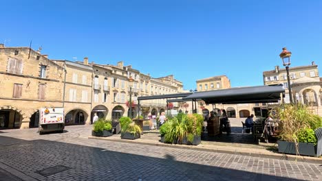 trabajadores desmantelando la instalación de un restaurante al aire libre en la plaza