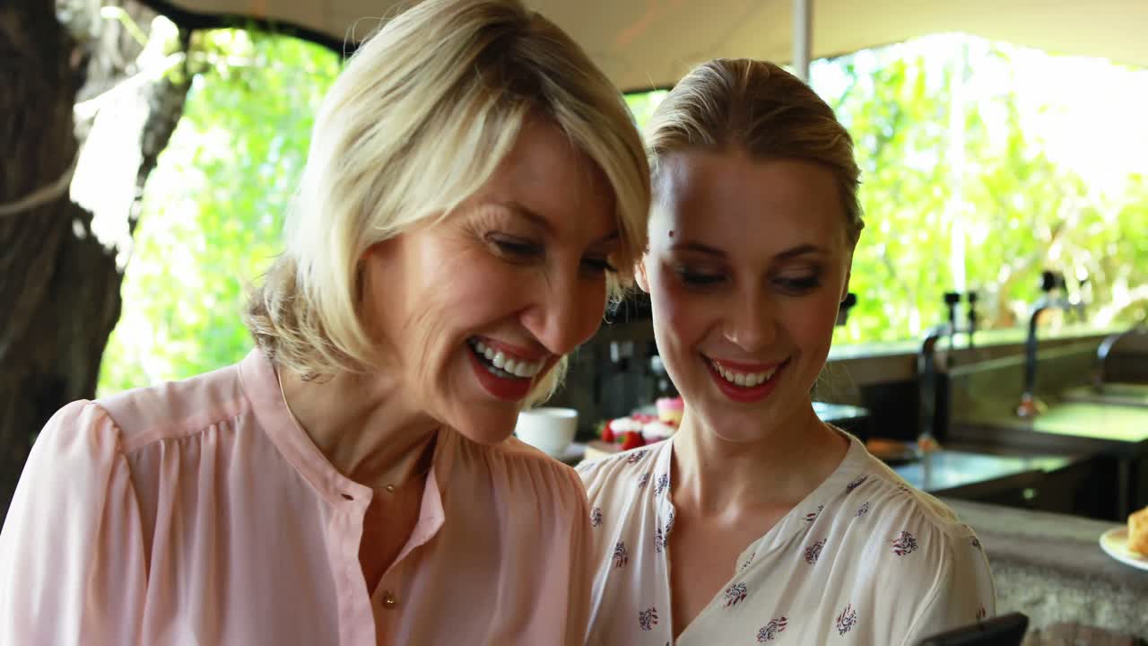 여성 친구 들 이  ⁇ 드폰 4k 로 셀카 를 찍고 있다