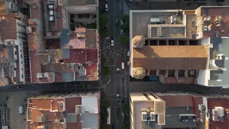 Una-Toma-Tranquila-Y-Lenta-De-Un-Dron-Que-Captura-La-Vista-Del-Tráfico-Ligero-En-Tarragona,-España,-Desde-Arriba