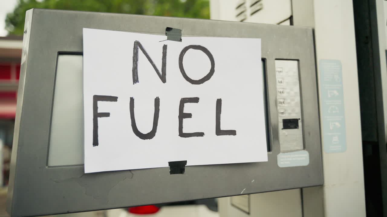 Placa de 'Sem Combustível' em posto de gasolina devido à crise do petróleo