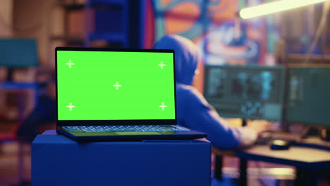 virus desarrollado en el portátil de pantalla verde