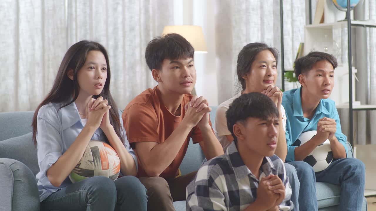 친구 들 이 축구 경기 를 보고 있다