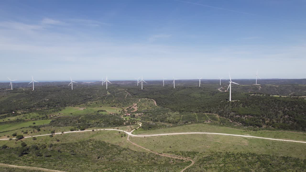vista panorámica de una gran granja eólica en las tierras altas portuguesas en la vegetación en un día soleado