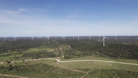 Vista-Panorámica-De-Un-Gran-Parque-Eólico-En-Las-Tierras-Altas-Portuguesas-En-La-Vegetación-En-Un-Día-Soleado