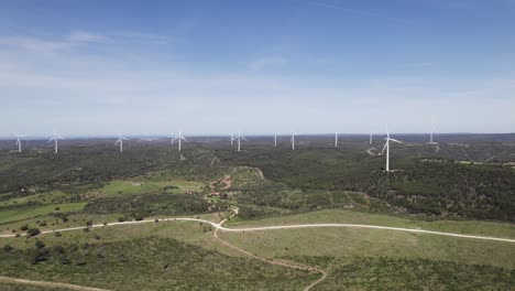 vista panorámica de una gran granja eólica en las tierras altas portuguesas en la vegetación en un día soleado