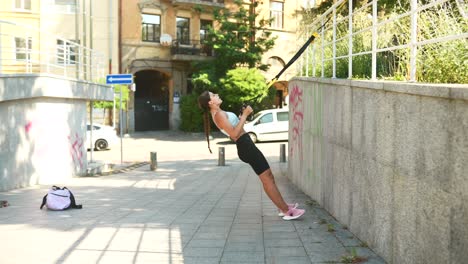 mujer haciendo entrenamiento de banda de resistencia al aire libre