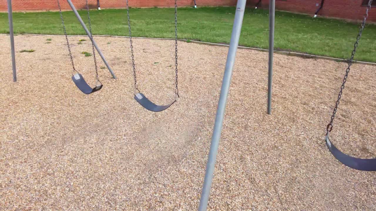 columpios vacíos en el parque