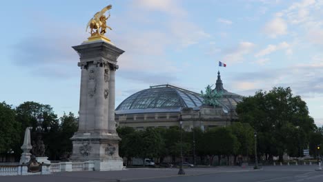 estatua del puente alexander iii y grand palais detrás en parís durante la madrugada sin nadie, vista amplia