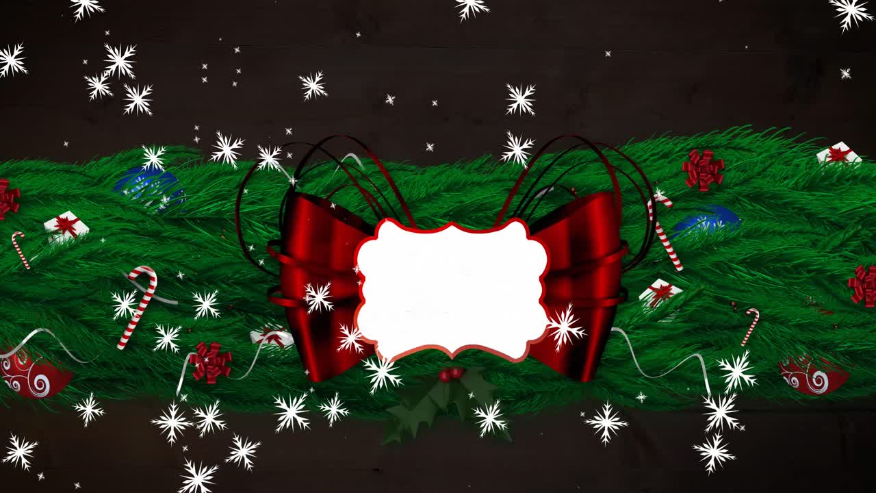 animación de copos de nieve cayendo sobre una bandera de cinta roja con espacio de copia y decoraciones navideñas.