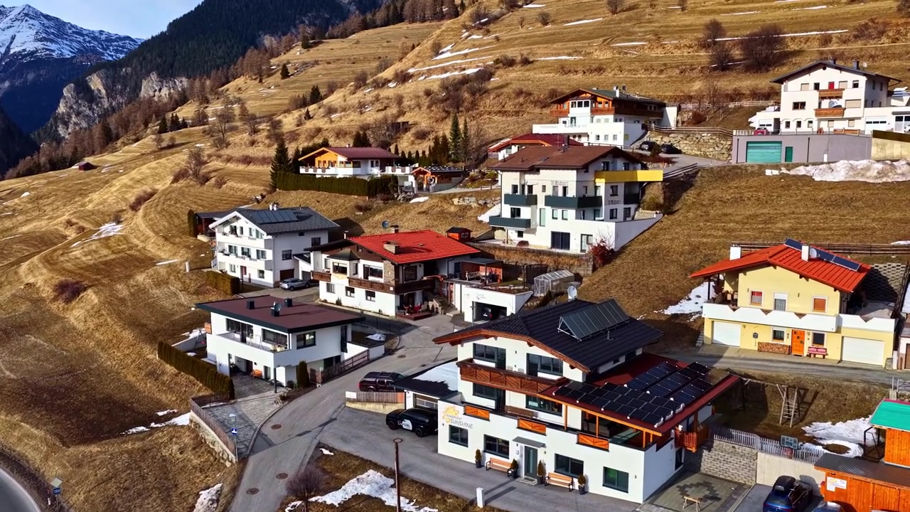 Avusturya'nın Nauders kentinde, doğal Alp manzarasının içine yerleşmiş geleneksel dağ evleri.