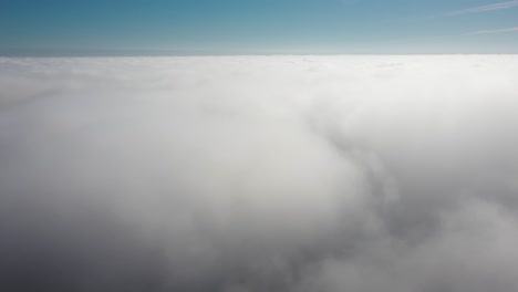 Absteigend-In-Wolken-Tauchen-In-Tiefem-Sonnenlicht-Oben