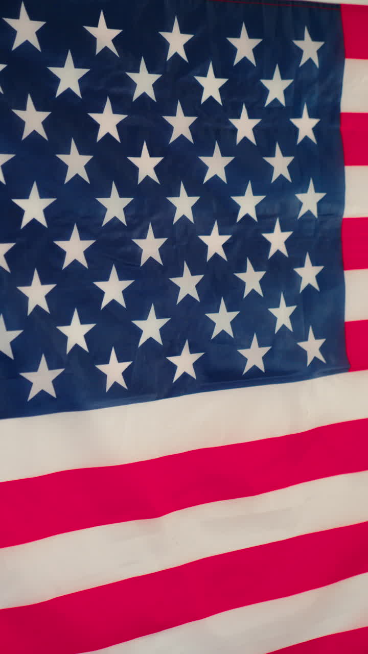 Amerikansk flag med røde, hvide og blå farver, der repræsenterer patriotisme, frihed og national stolthed for USA