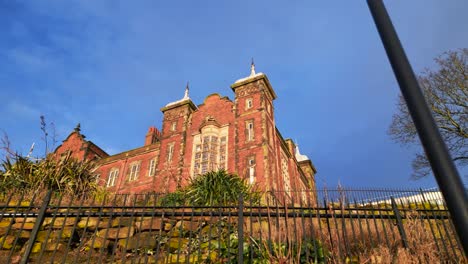 Toma-Cinematográfica-De-Chicos-De-Nottingham-High-School-Rodeados-Por-Una-Valla-Con-Un-Cielo-Despejado-En-Inglaterra,-Reino-Unido.