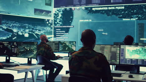 tripulación militar que trabaja en la base de energía de la torre de control de reconocimiento