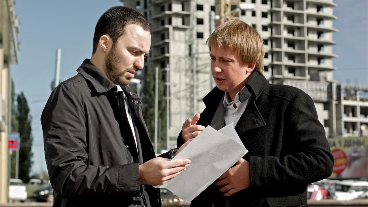 계약자와 투자자가 주택 프로젝트에 대해 논의하고 있습니다.