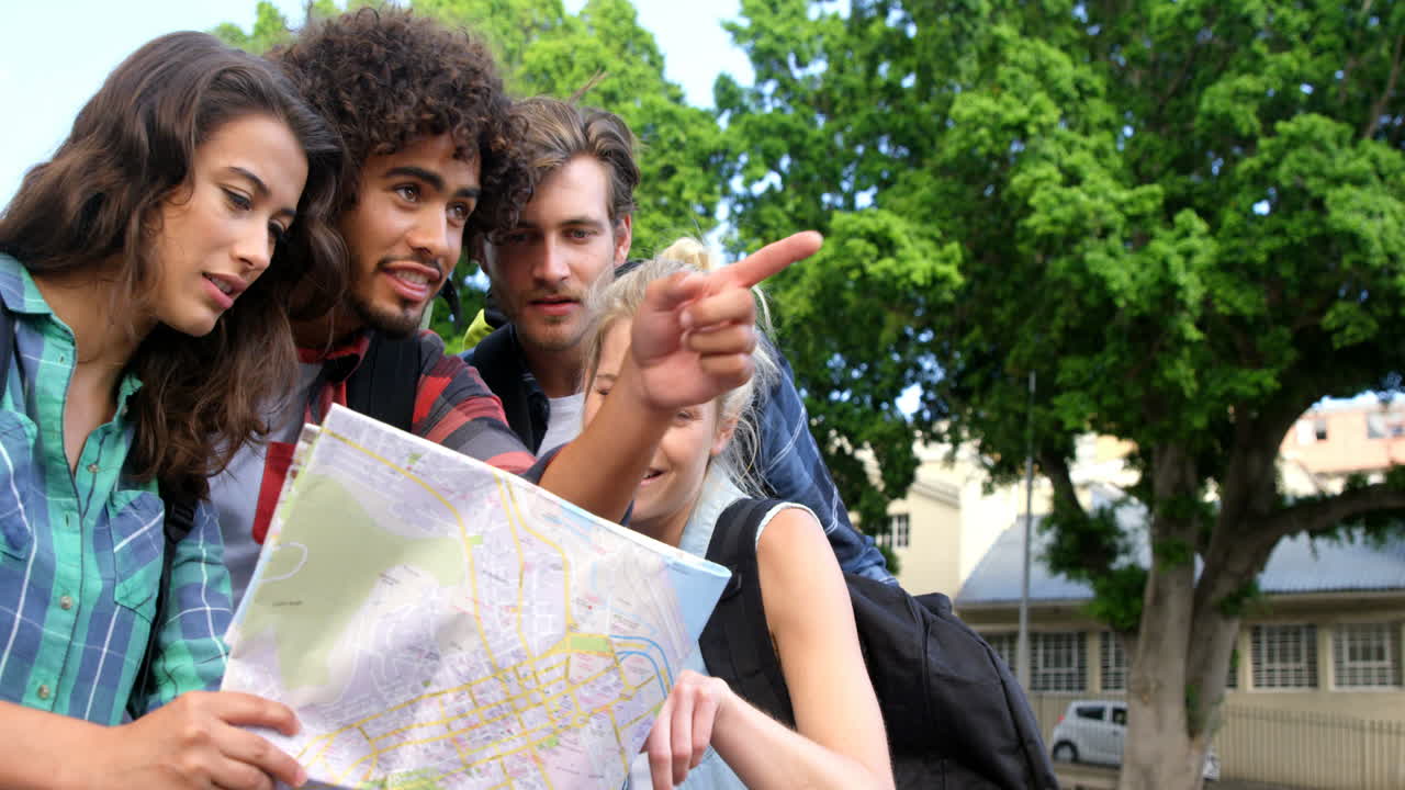 amigos mirando el mapa