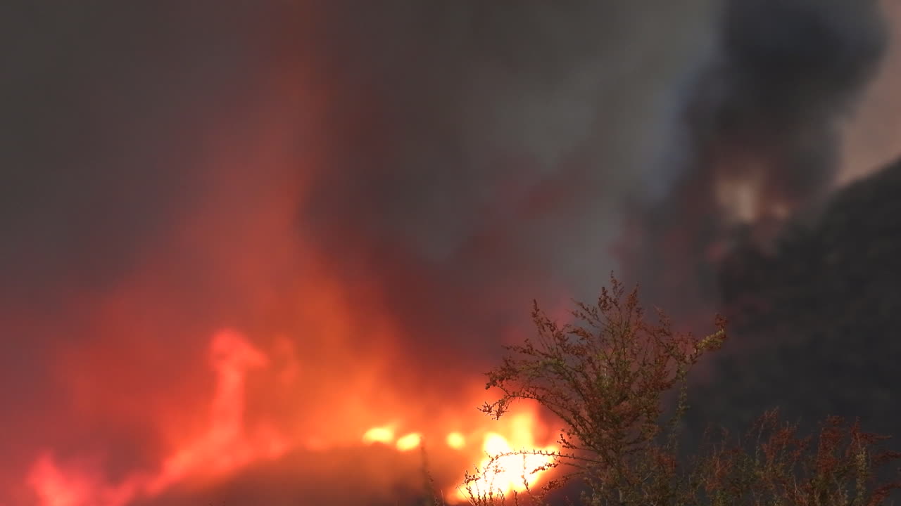 Primer plano de los virulentos incendios forestales cerca de Hemet, en el condado de Riverside, California, que mataron a dos personas.
