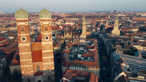 tomada aérea de aviones no tripulados de la iglesia catedral edificios de la torre de la ciudad viajes turismo arquitectura frauenkirche munich baviera alemania europa