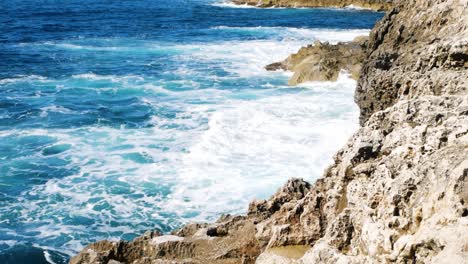 Poderosas-Olas-Rompiendo-En-La-Costa-Rocosa-De-La-Isla-De-Malta,-Vista-Estática