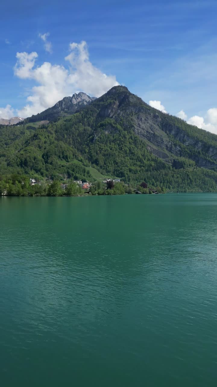 Vieraile Sveitsissä: luontoa, vuoria, Walenjärvi (Walensee), pystysuora ilmakuva dronella Glaruksen Alpeilta.