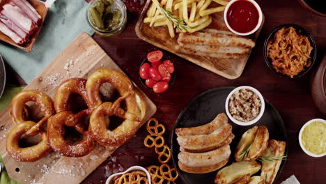 banquete alemán con cerveza y pretzels