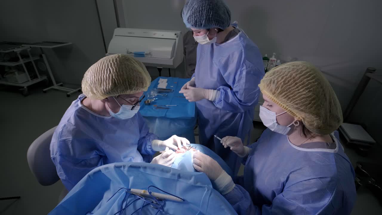 operación de cirugía plástica de blefaroplastia, centrada en el rejuvenecimiento y la modificación de la región del ojo.