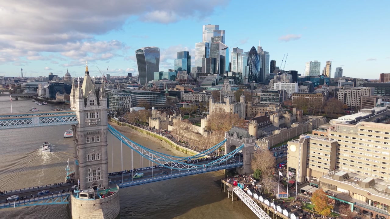 Vista aérea de Londres da Tower Bridge e do horizonte da cidade em um dia ensolarado.