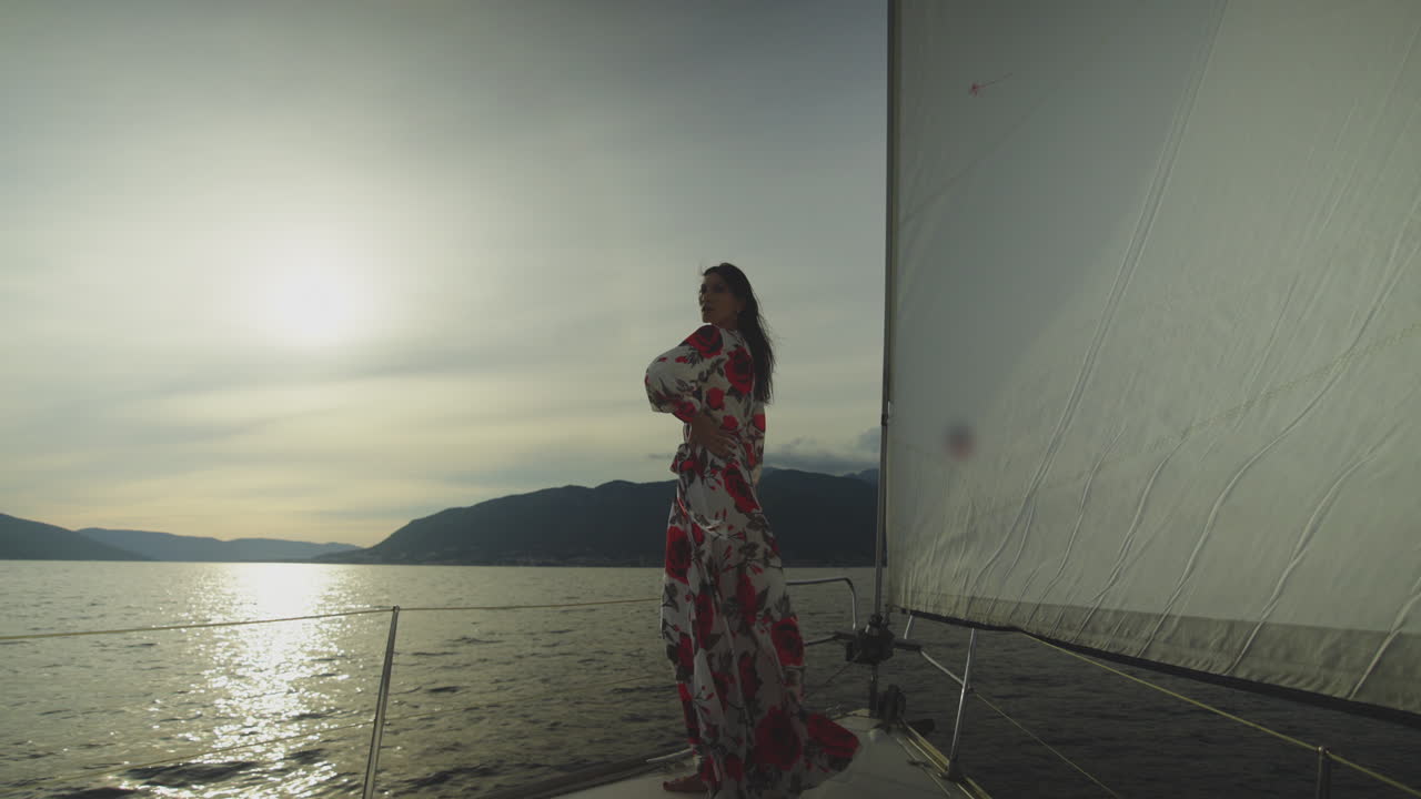 해가 지는 배 에 있는 여자