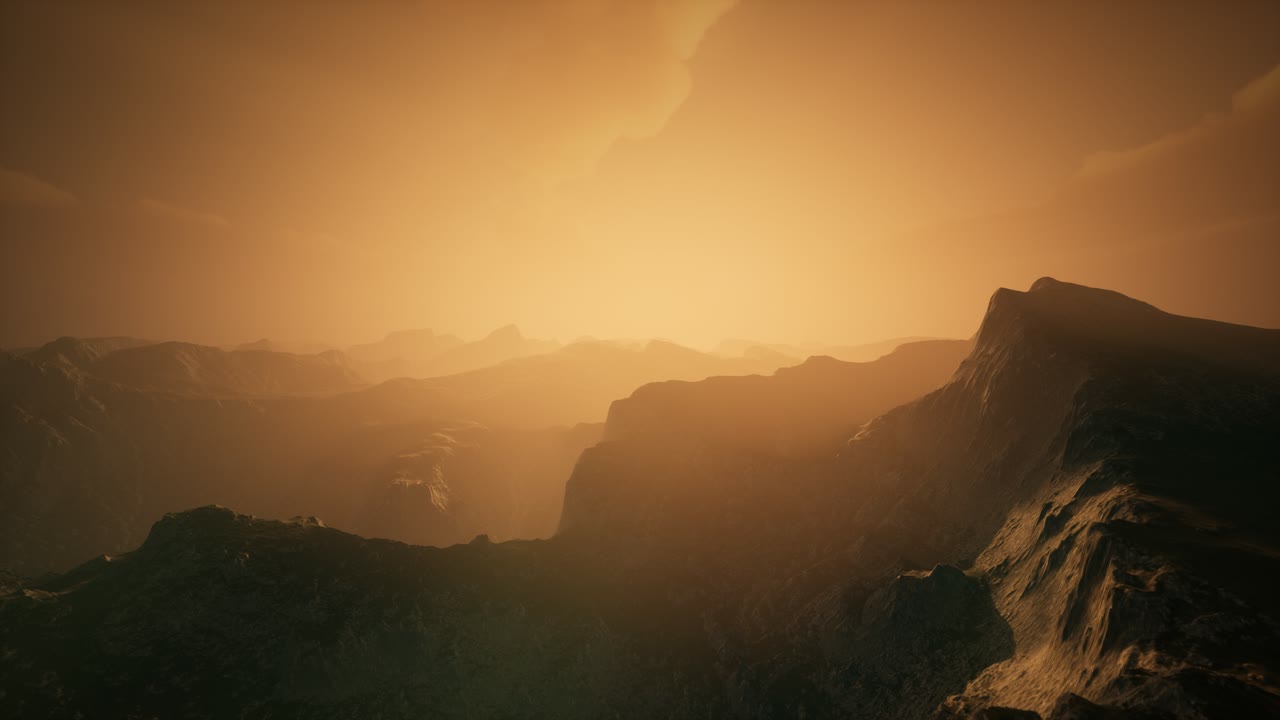 극적인 무거운 안개로  ⁇ 인 높은 산꼭대기