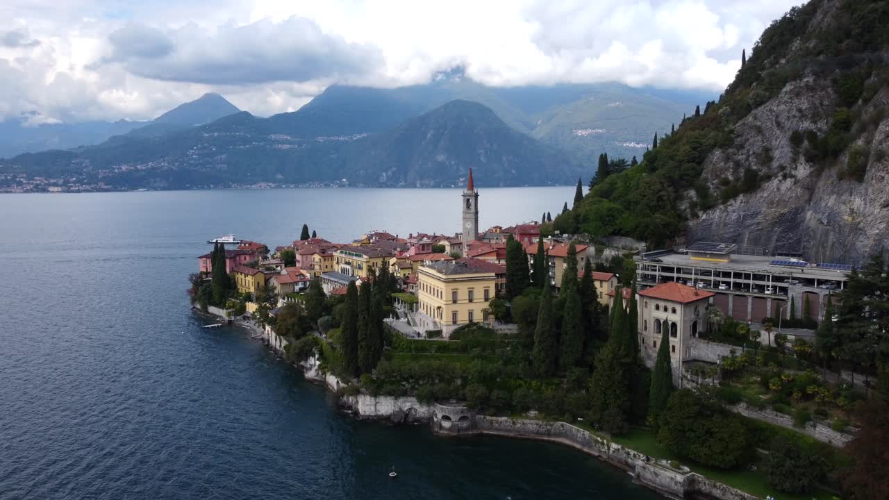 toma estática de drones de gran angular de la ciudad histórica antigua de varenna en el lago de como