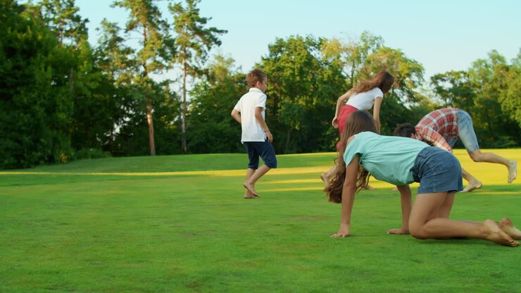 Famille jouant au ballon dans le parc