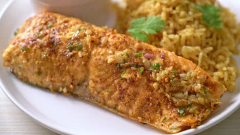 tandoori de salmón a la plancha con arroz masala - estilo de comida musulmana