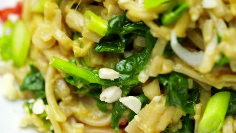 Fideos-Asiáticos-Picantes-Sin-Gluten-Girando-Sobre-Un-Plato-Blanco