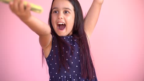 la pequeña niña caucásica recibe ingresos monetarios en billetes de dólar en efectivo. niño feliz divirtiéndose, sonriendo, mirando a la cámara.