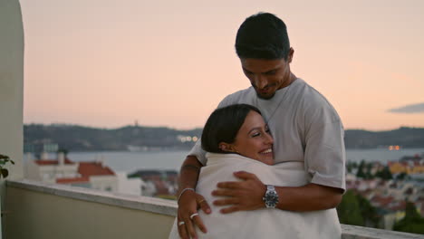 Gente-Cariñosa-Abrazando-Juntos-La-Terraza-Al-Atardecer.-Unión-De-Pares-En-La-Noche